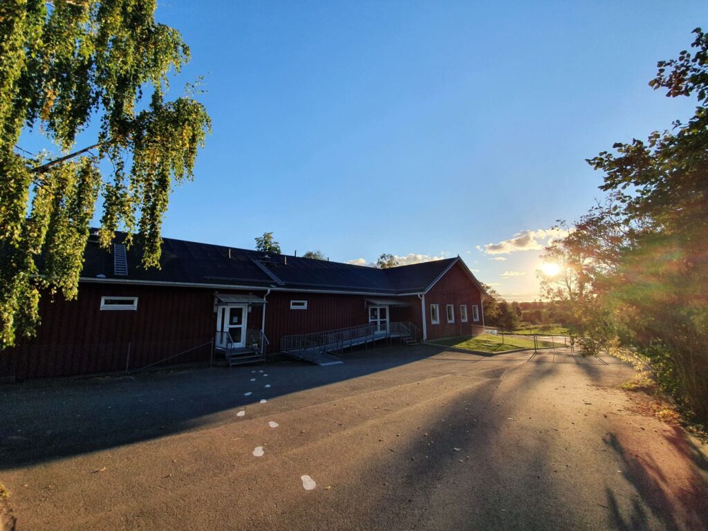 Skolbyggnad i solnedgång