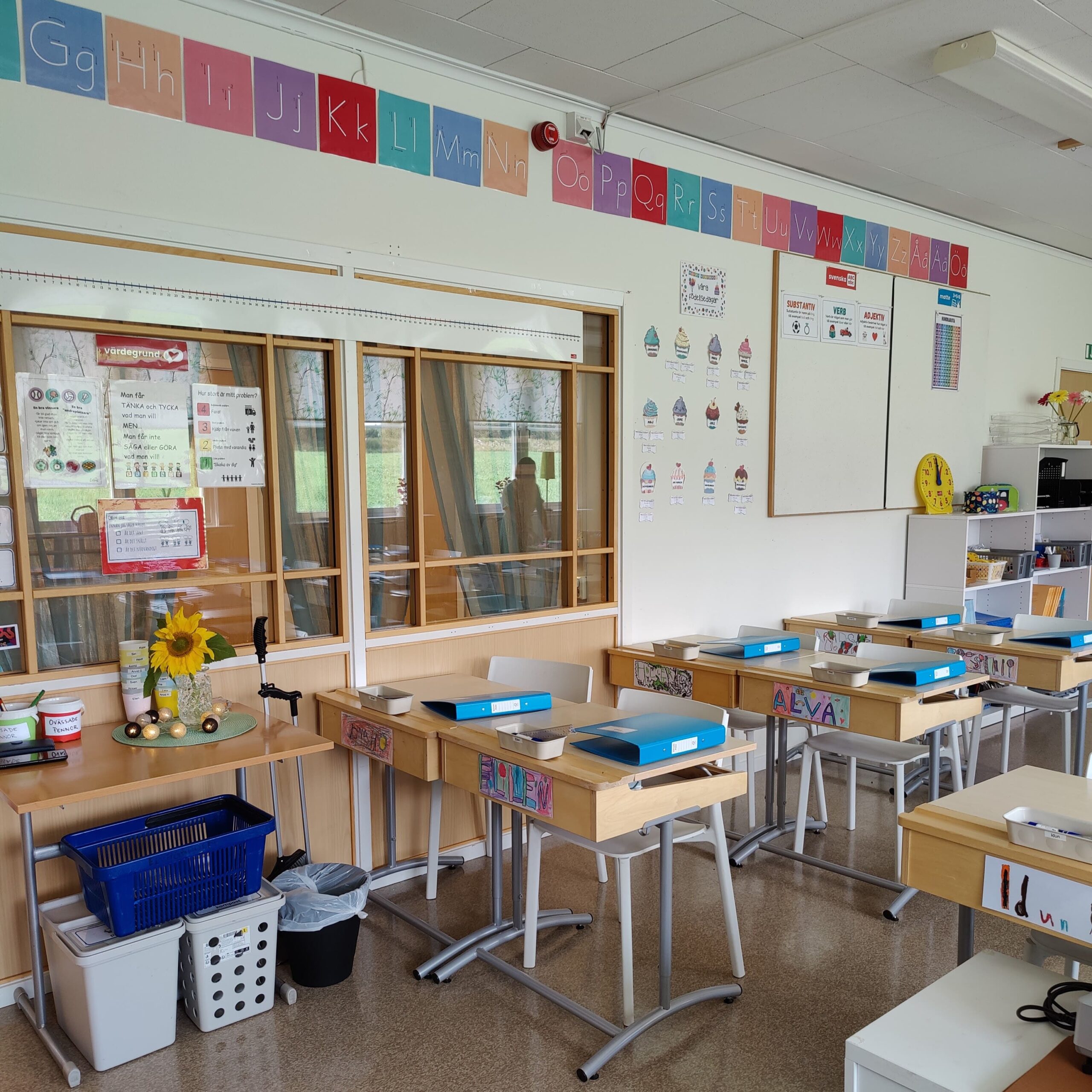 Skolbänkar i klassrum