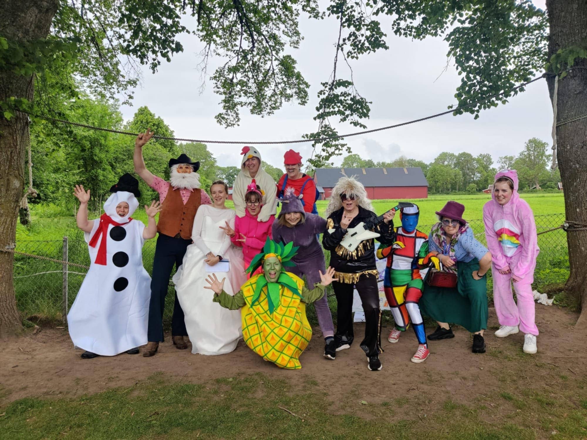 Lärare på skolan som bär roliga kostymer